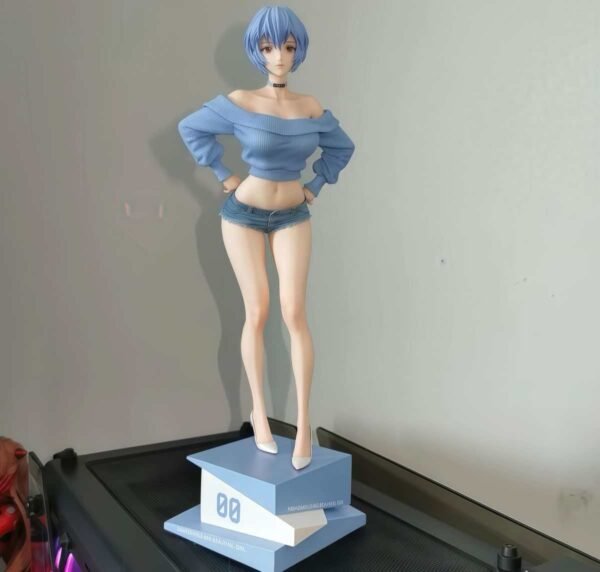 Summer's girlfriend, Ling Falie, is 32 cm tall.